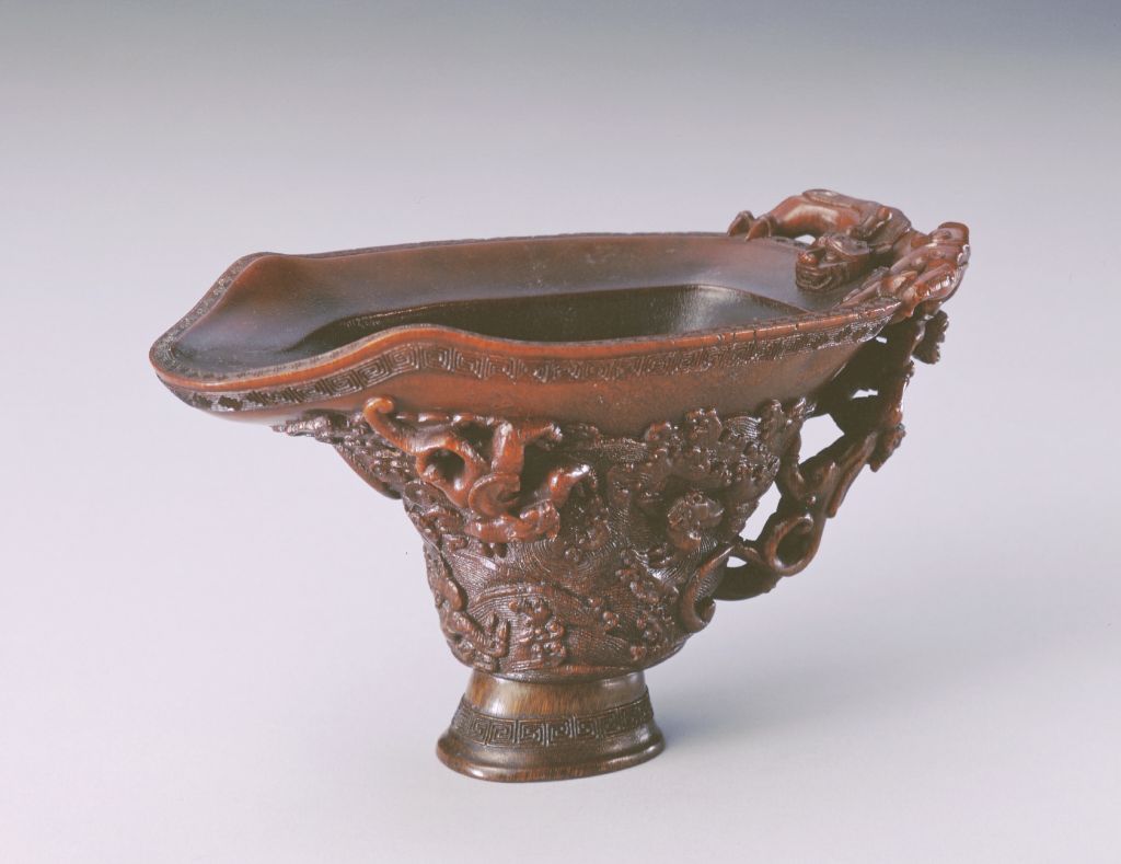 犀角镂雕三螭柄海水螭虎纹杯- 故宫博物院